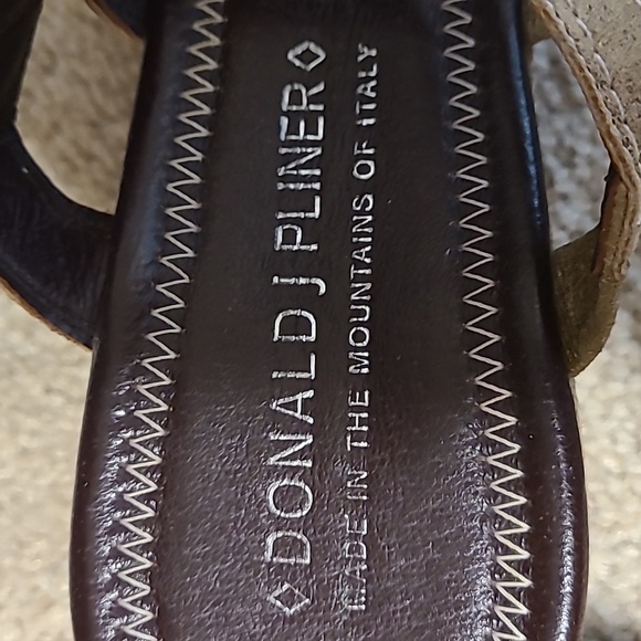 NWOT Donald J Pliner Beige and gold metalic 'Sorge' strappy sandle. Size 9 M - Picture 2 of 8